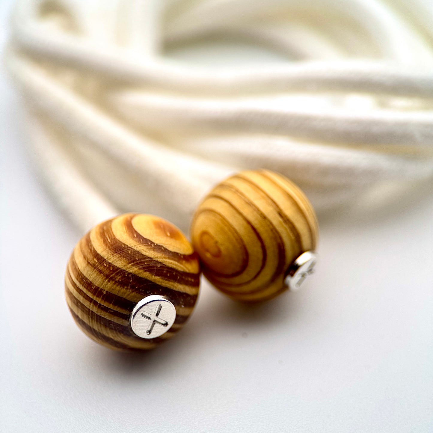 HOODIE CHARMS – Série RAW WOOD – Perles de Personnalisation pour Cordon de Sweat à Capuche – Design Minimal et Naturel – Accessoire Unisexe pour Hoodie, Streetwear et Mode Décontractée