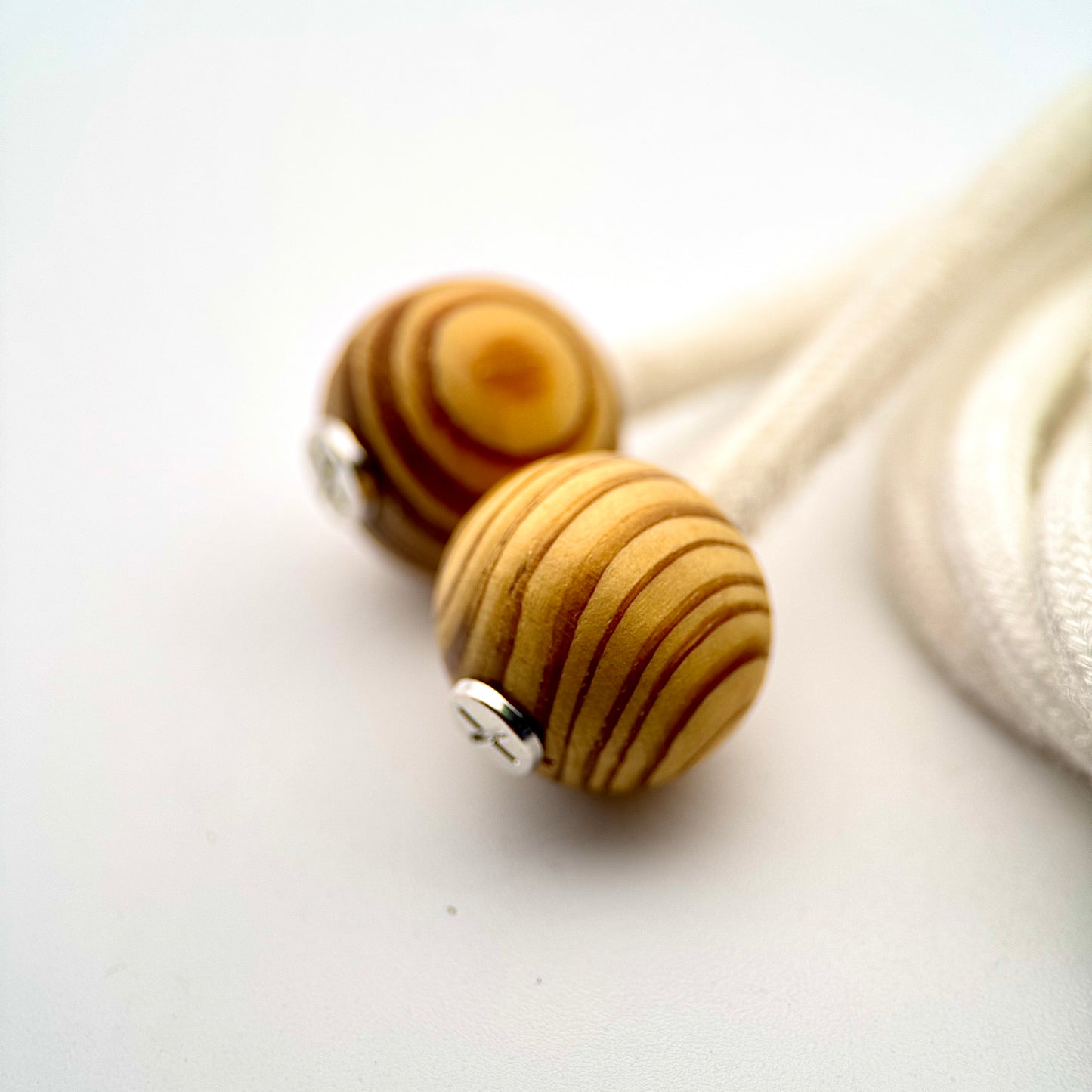 HOODIE CHARMS – Série RAW WOOD – Perles de Personnalisation pour Cordon de Sweat à Capuche – Design Minimal et Naturel – Accessoire Unisexe pour Hoodie, Streetwear et Mode Décontractée