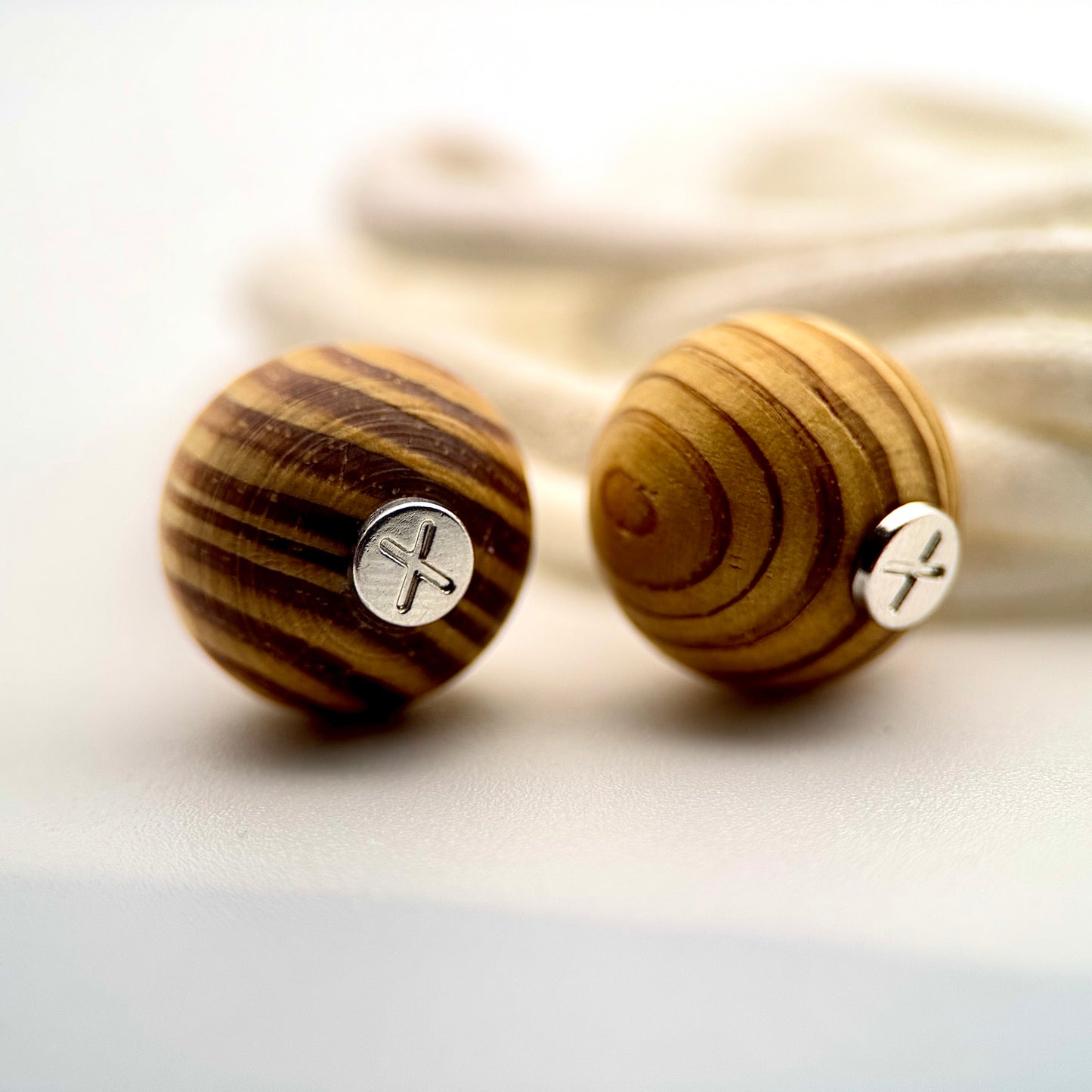 HOODIE CHARMS – Série RAW WOOD – Perles de Personnalisation pour Cordon de Sweat à Capuche – Design Minimal et Naturel – Accessoire Unisexe pour Hoodie, Streetwear et Mode Décontractée