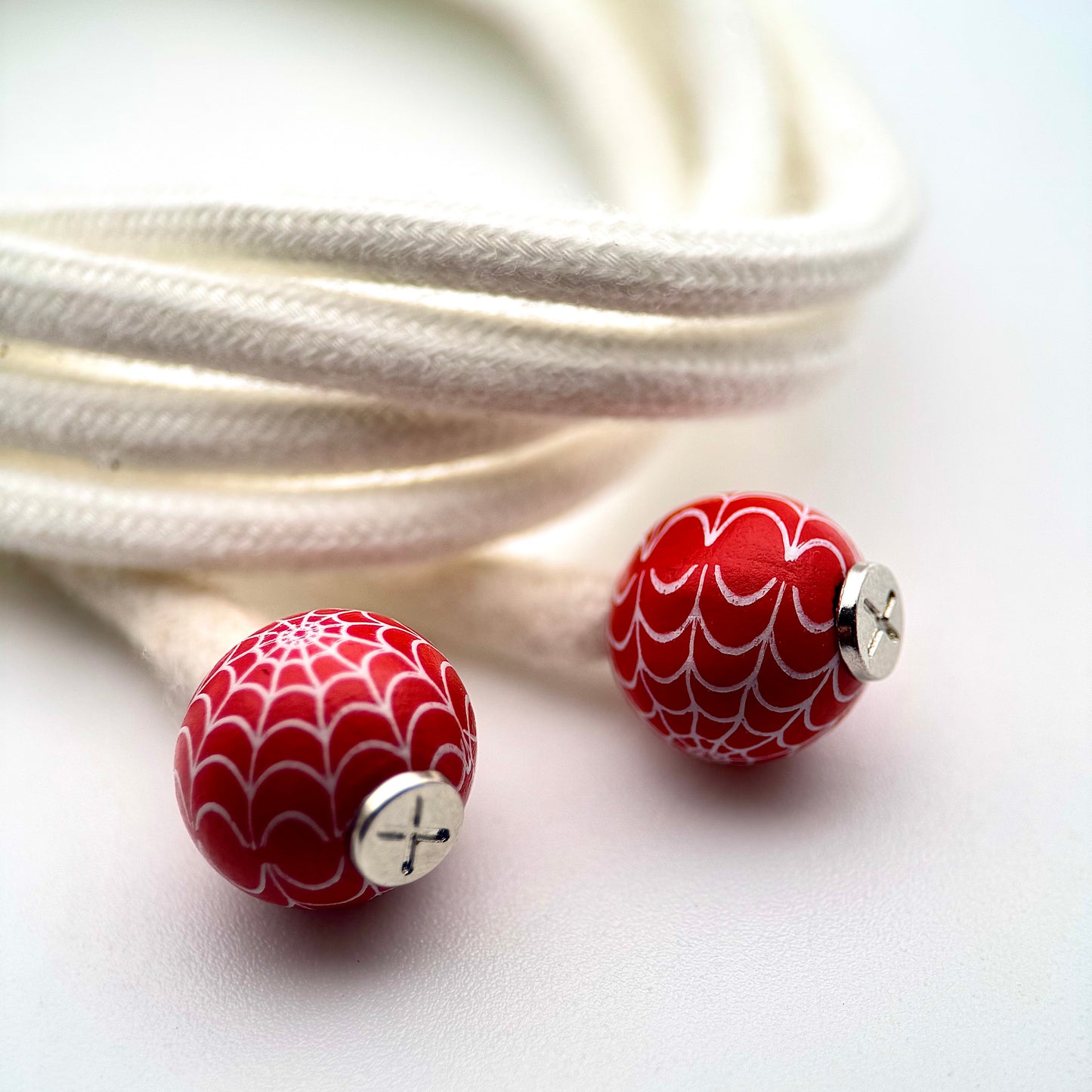 HOODIE CHARMS – Série Wood Pop – Perles en Bois Peintes à la Main – Design Graphique & Fun – Accessoire Unisexe pour Hoodie et Streetwear