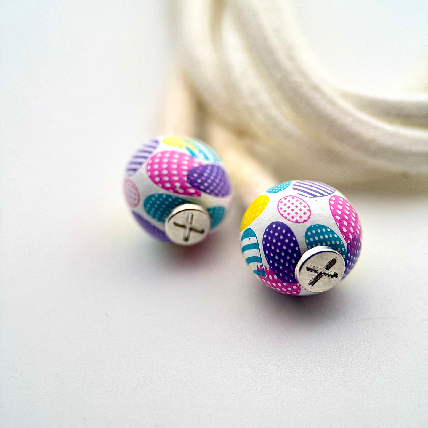 HOODIE CHARMS – Série Wood Pop – Perles en Bois Peintes à la Main – Design Graphique & Fun – Accessoire Unisexe pour Hoodie et Streetwear