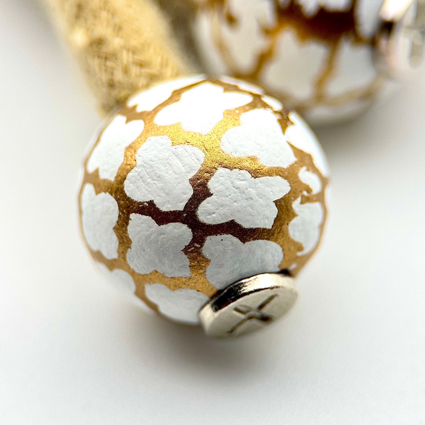 HOODIE CHARMS – Série Wood Pop – Perles en Bois Peintes à la Main – Design Graphique & Fun – Accessoire Unisexe pour Hoodie et Streetwear