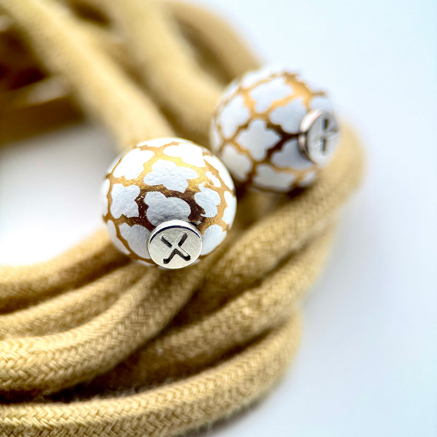 HOODIE CHARMS – Série Wood Pop – Perles en Bois Peintes à la Main – Design Graphique & Fun – Accessoire Unisexe pour Hoodie et Streetwear