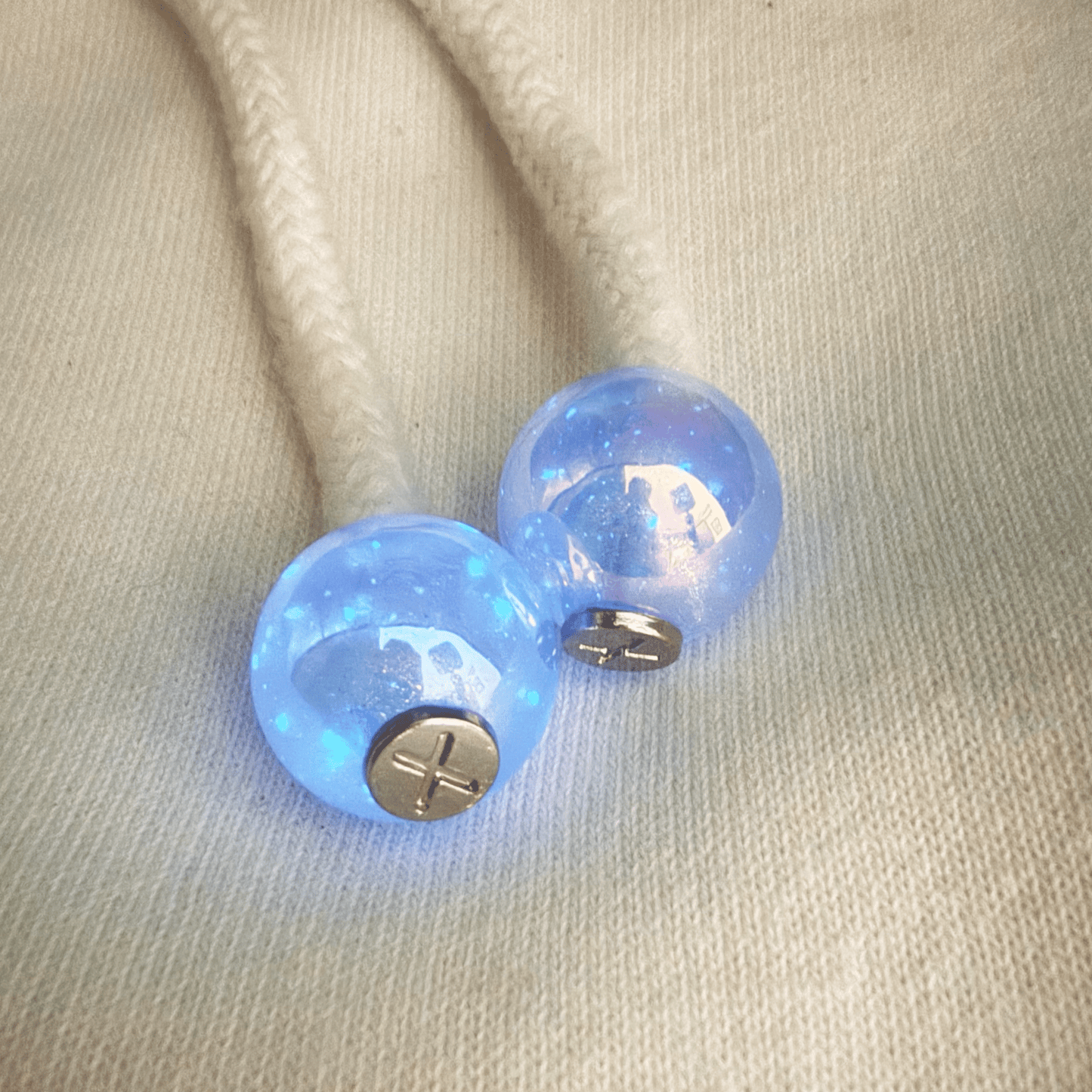 HOODIE CHARMS® Glow Pop – Charms phosphorescents pour cordons - Hoodie Charms - Bleu Ciel