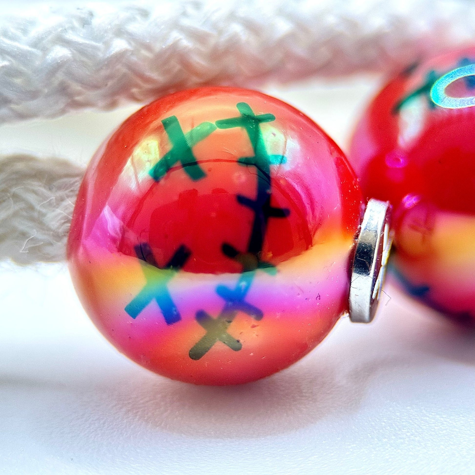 HOODIE CHARMS – Modèle Smiley Stitch – Perle pour Cordon de Hoodie - Hoodie Charms - Rouge