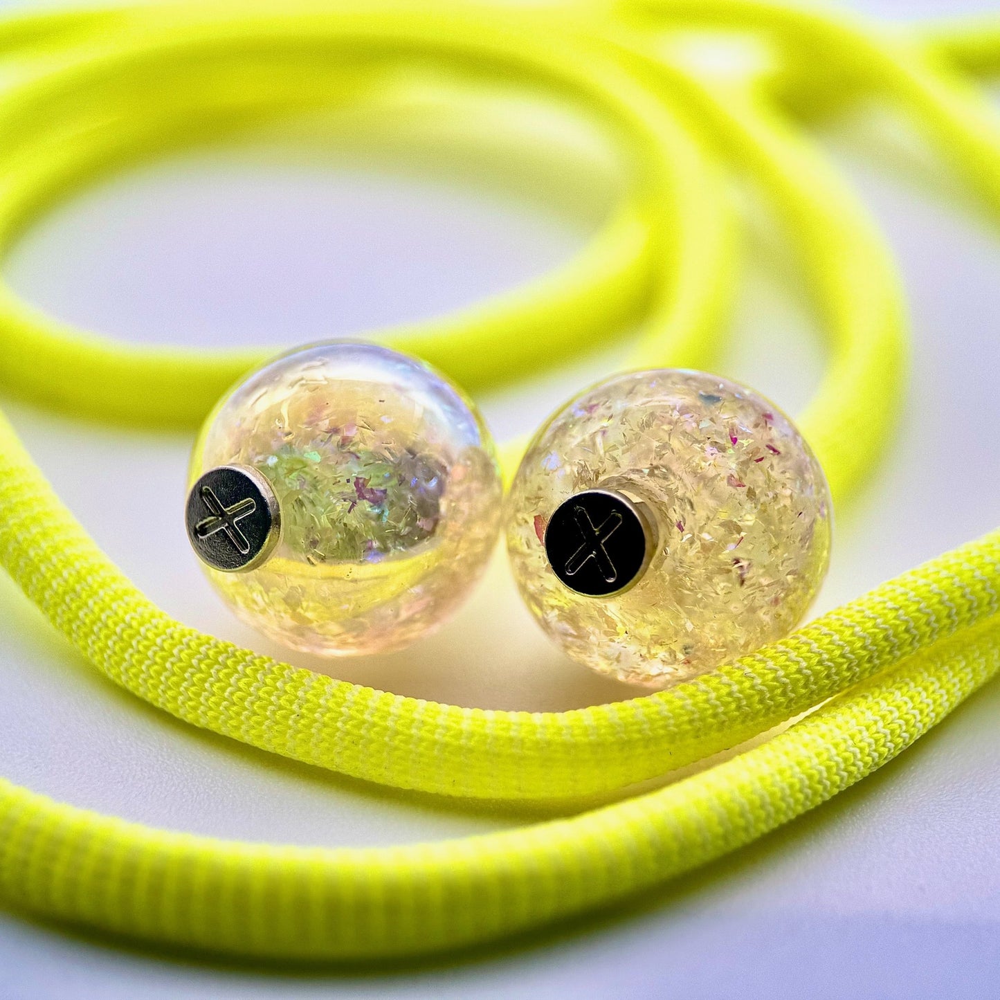 Hoodie Charms – Opal Shards – Perles Effet Nacré pour Cordon de Hoodie - Hoodie Charms - Fluo Yellow