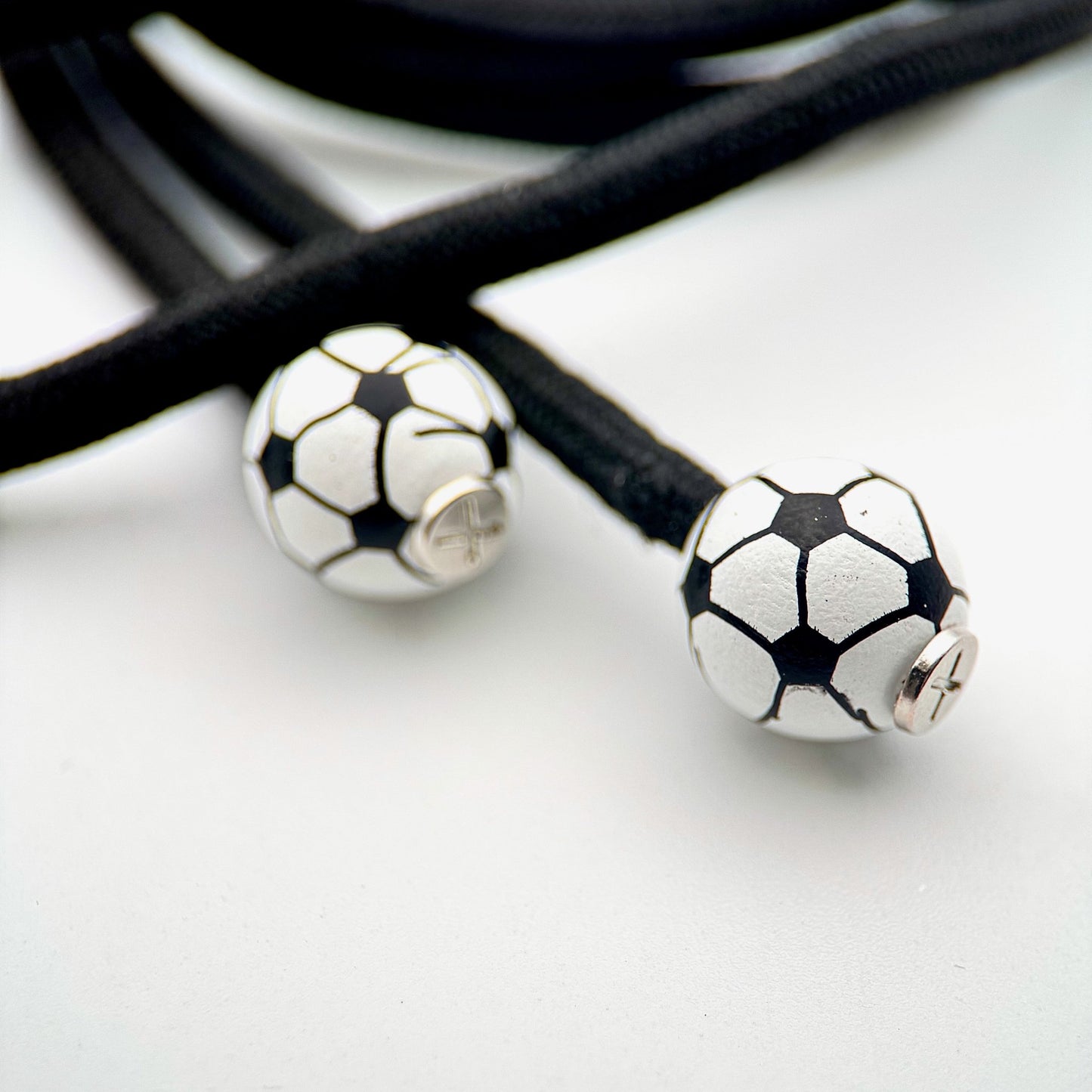HOODIE CHARMS – Série Sportballs – Perle pour Cordon de Hoodie - Hoodie Charms - Football (Noir & Blanc)