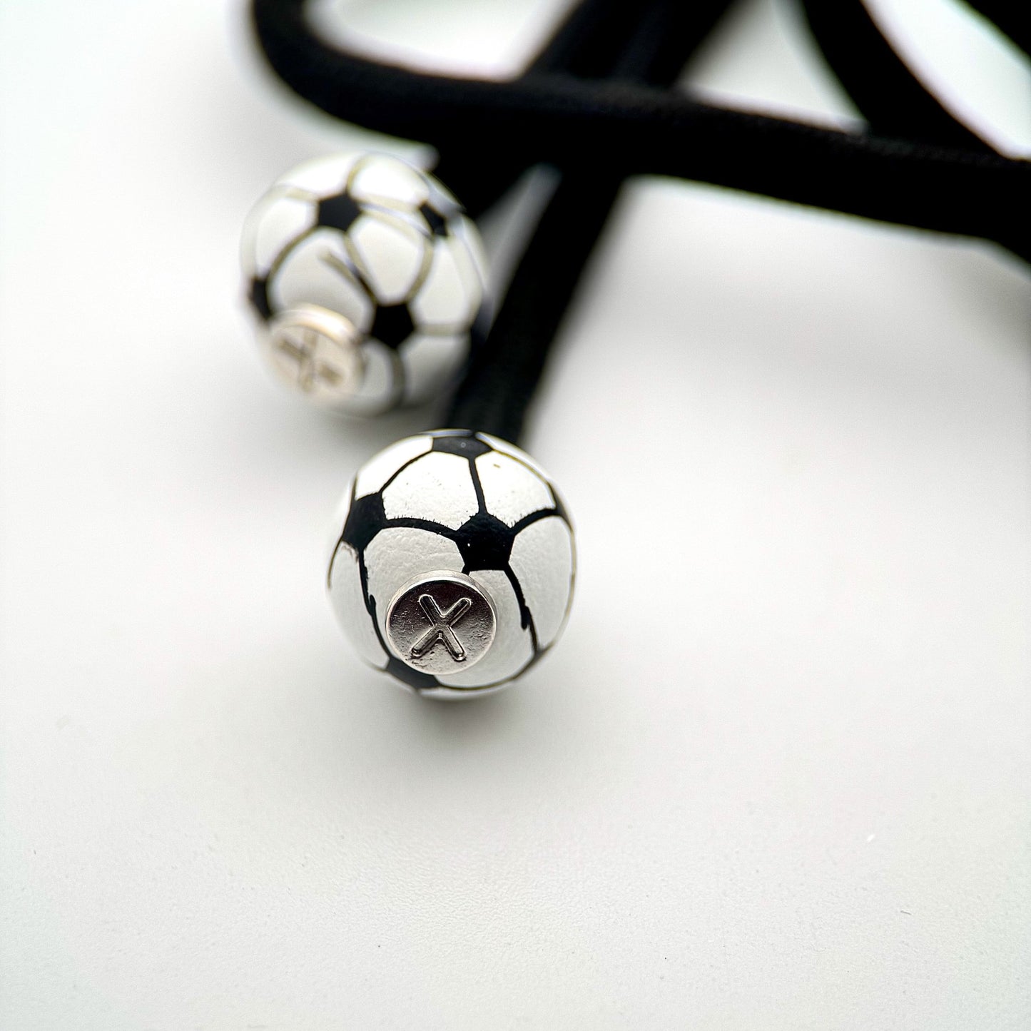 HOODIE CHARMS – Série Sportballs – Perle pour Cordon de Hoodie - Hoodie Charms - Football (Noir & Blanc)