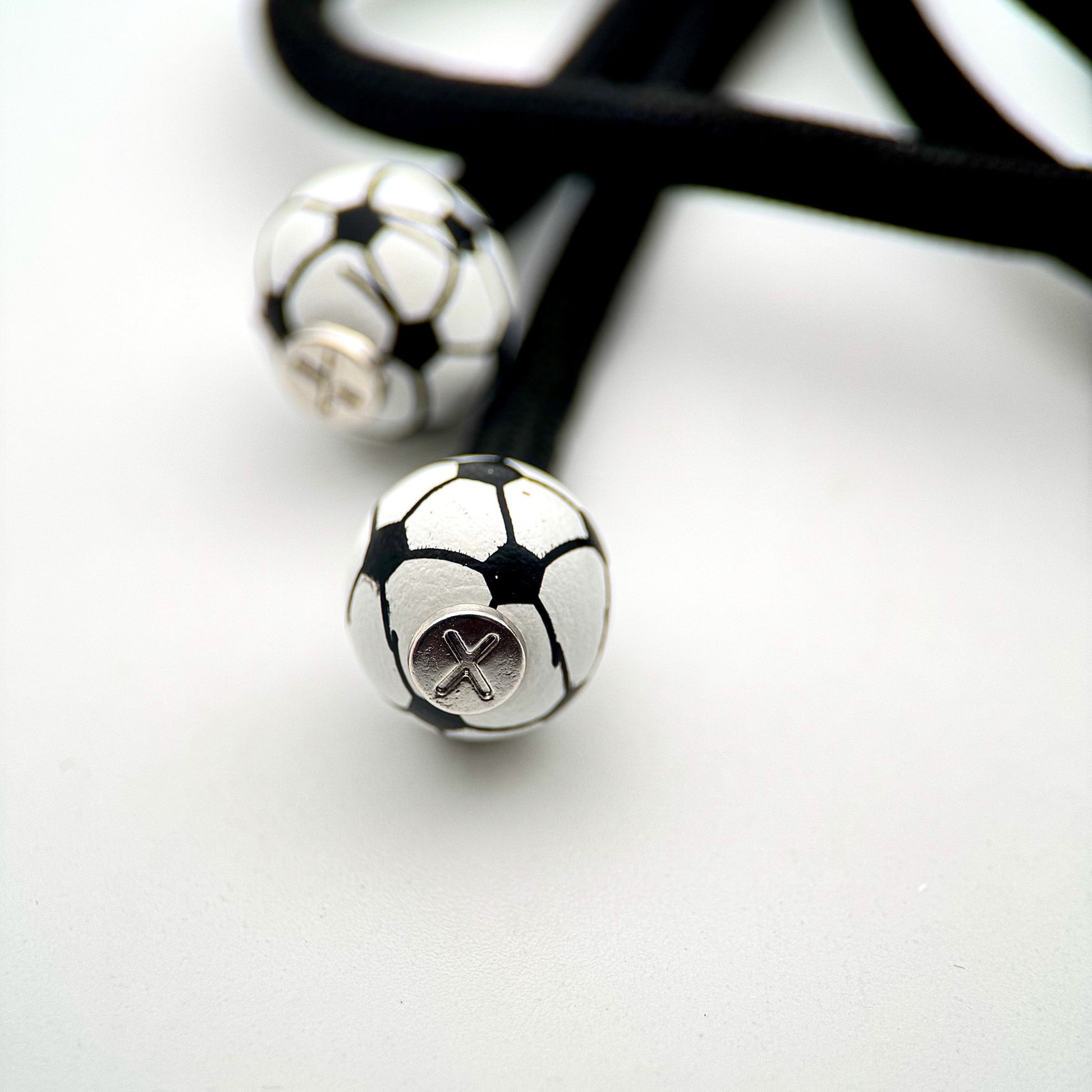 HOODIE CHARMS – Série Sportballs – Perle pour Cordon de Hoodie - Hoodie Charms - Football (Noir & Blanc)