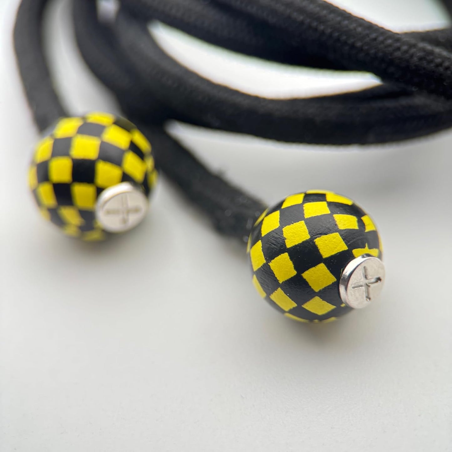 HOODIE CHARMS – Série Wood Pop – Perle pour Cordon de Hoodie - Hoodie Charms - Golden Bloom – Fleur dorée et blanche