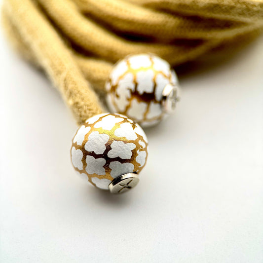 HOODIE CHARMS – Série Wood Pop – Perle pour Cordon de Hoodie - Hoodie Charms - Golden Bloom – Fleur dorée et blanche