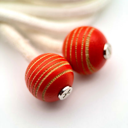 HOODIE CHARMS – Série Wood Pop – Perle pour Cordon de Hoodie - Hoodie Charms - StripeRush – Rayures dorées sur fond rouge