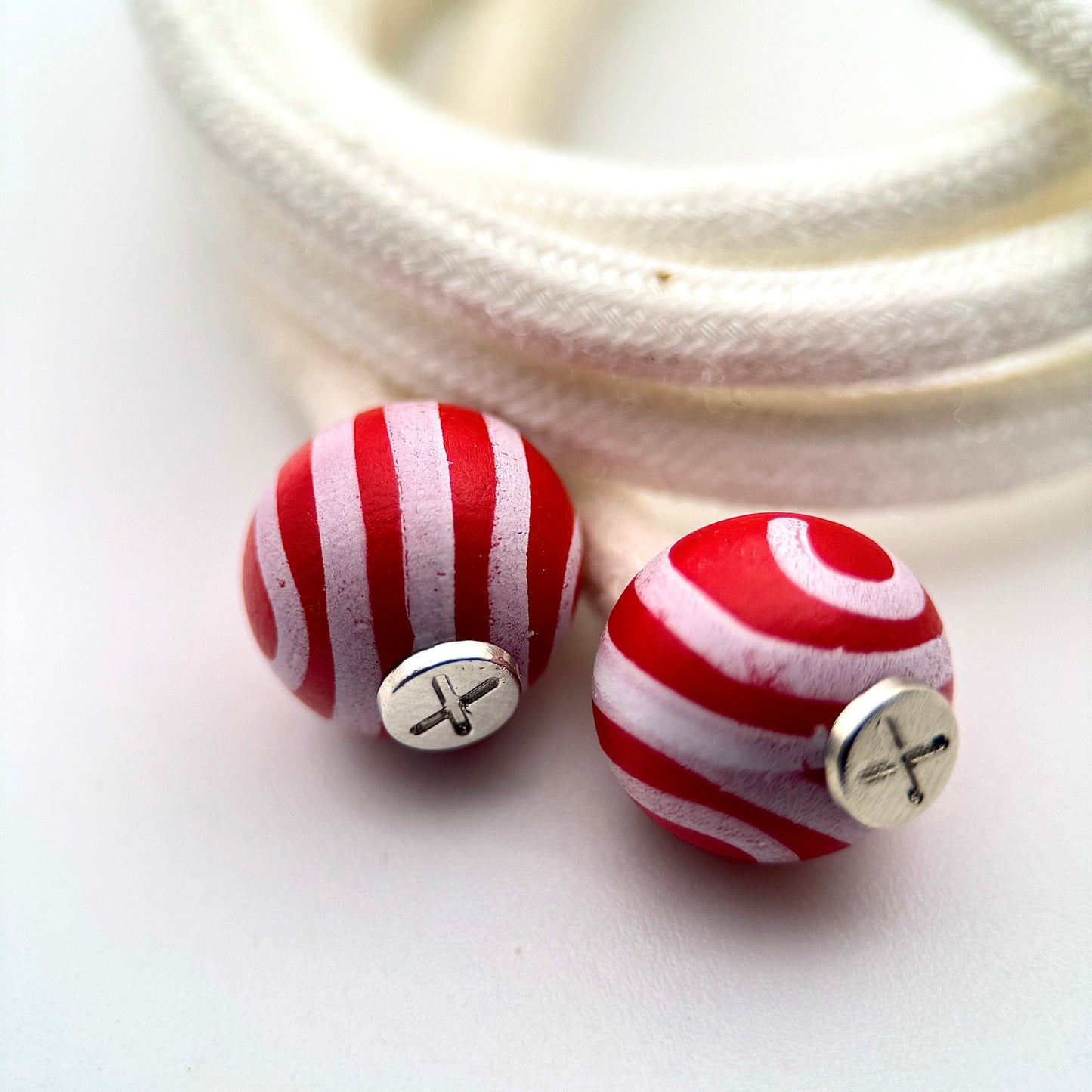 HOODIE CHARMS – Série Wood Pop – Perle pour Cordon de Hoodie - Hoodie Charms - SwirlCandy – Spirale rouge et blanche