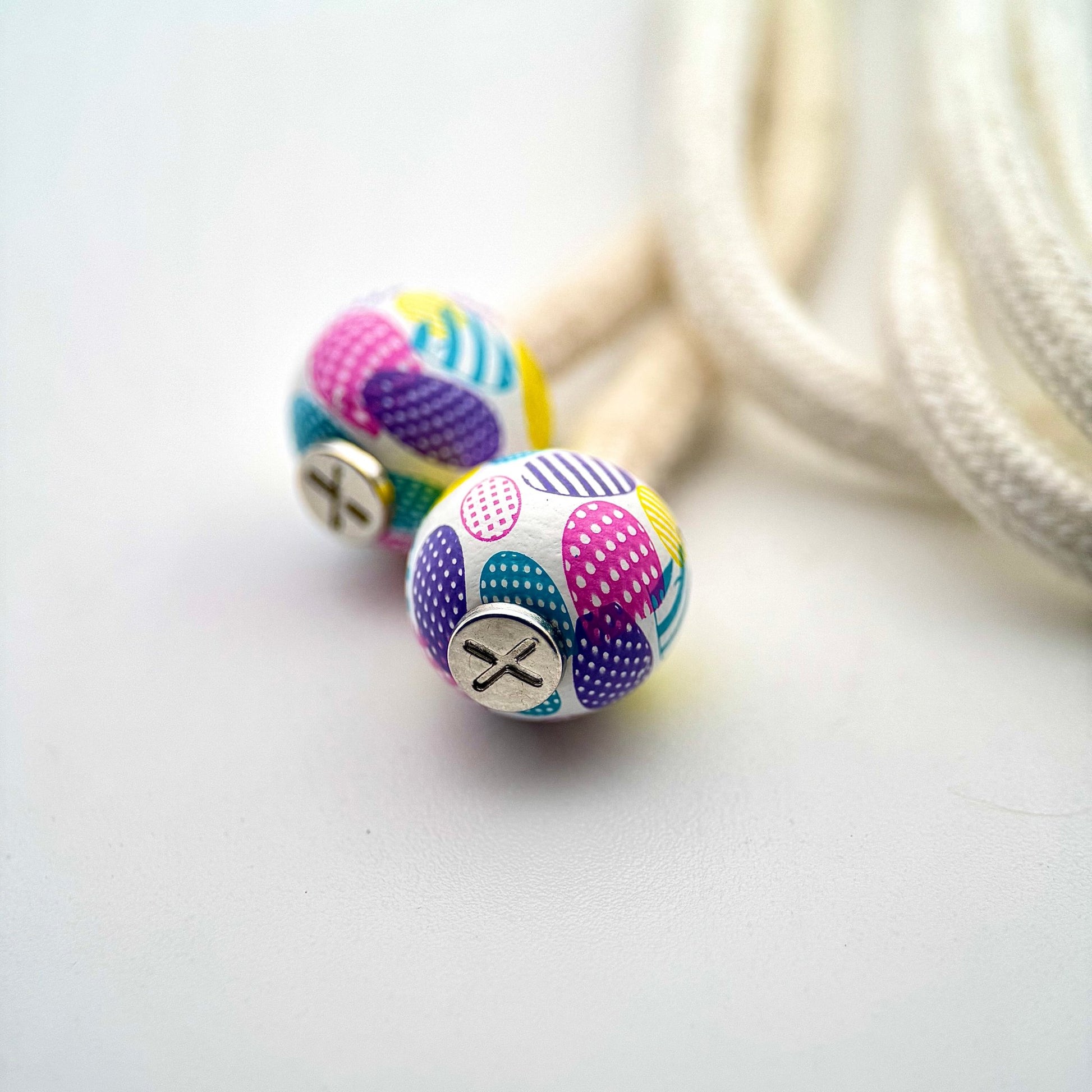 HOODIE CHARMS – Série Wood Pop – Perle pour Cordon de Hoodie - Hoodie Charms - SwirlCandy – Spirale rouge et blanche