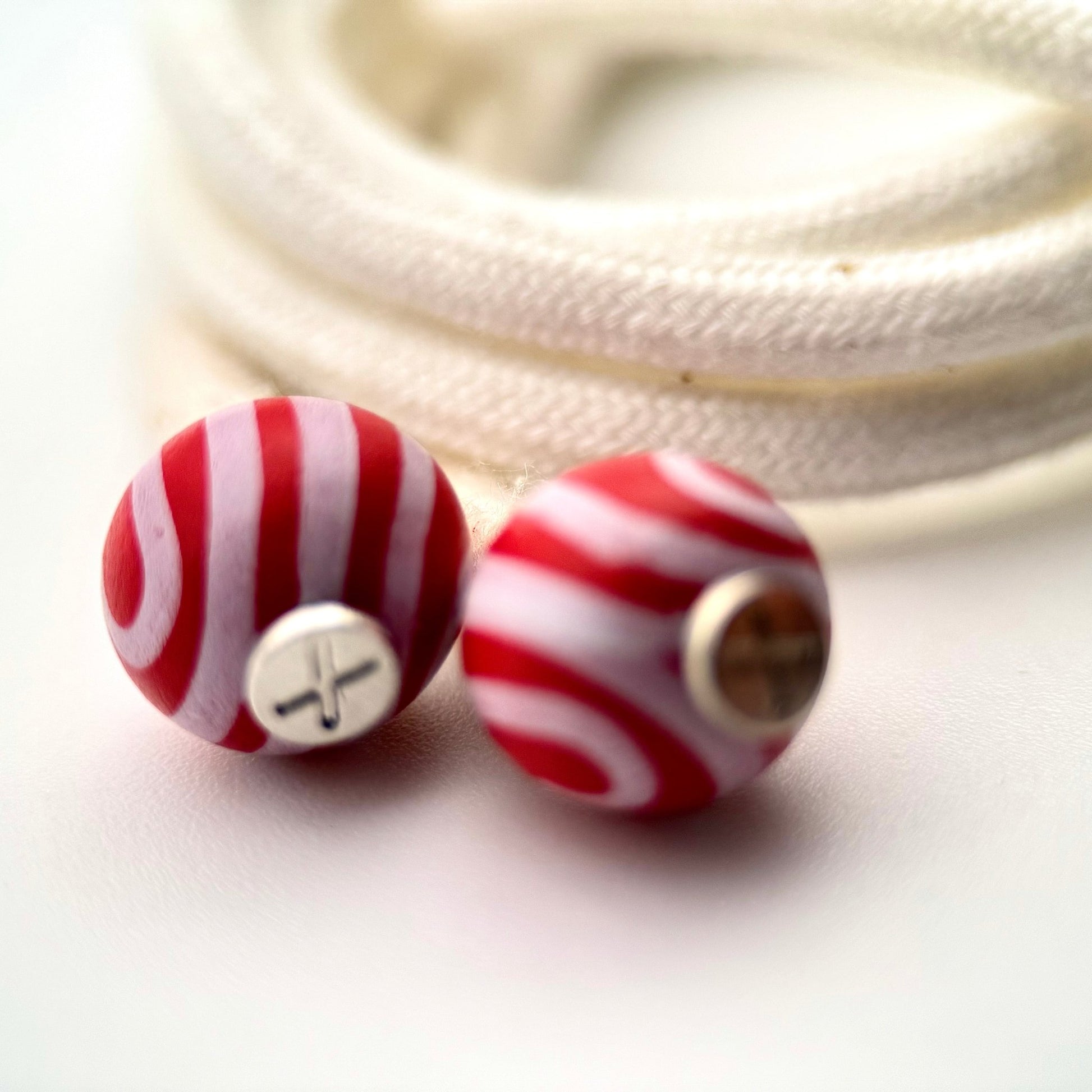 HOODIE CHARMS – Série Wood Pop – Perle pour Cordon de Hoodie - Hoodie Charms - SwirlCandy – Spirale rouge et blanche