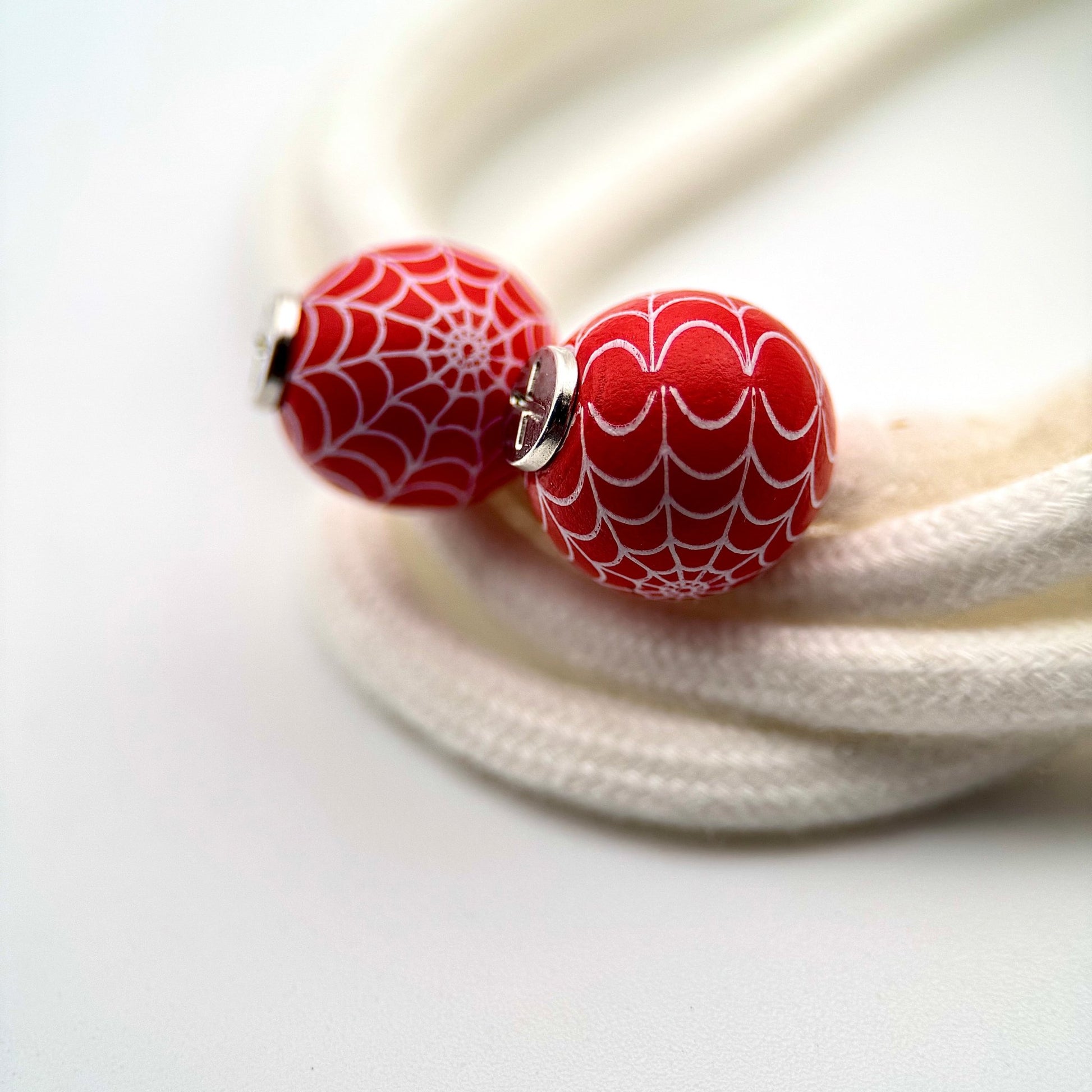 HOODIE CHARMS – Série Wood Pop – Perle pour Cordon de Hoodie - Hoodie Charms - SwirlCandy – Spirale rouge et blanche