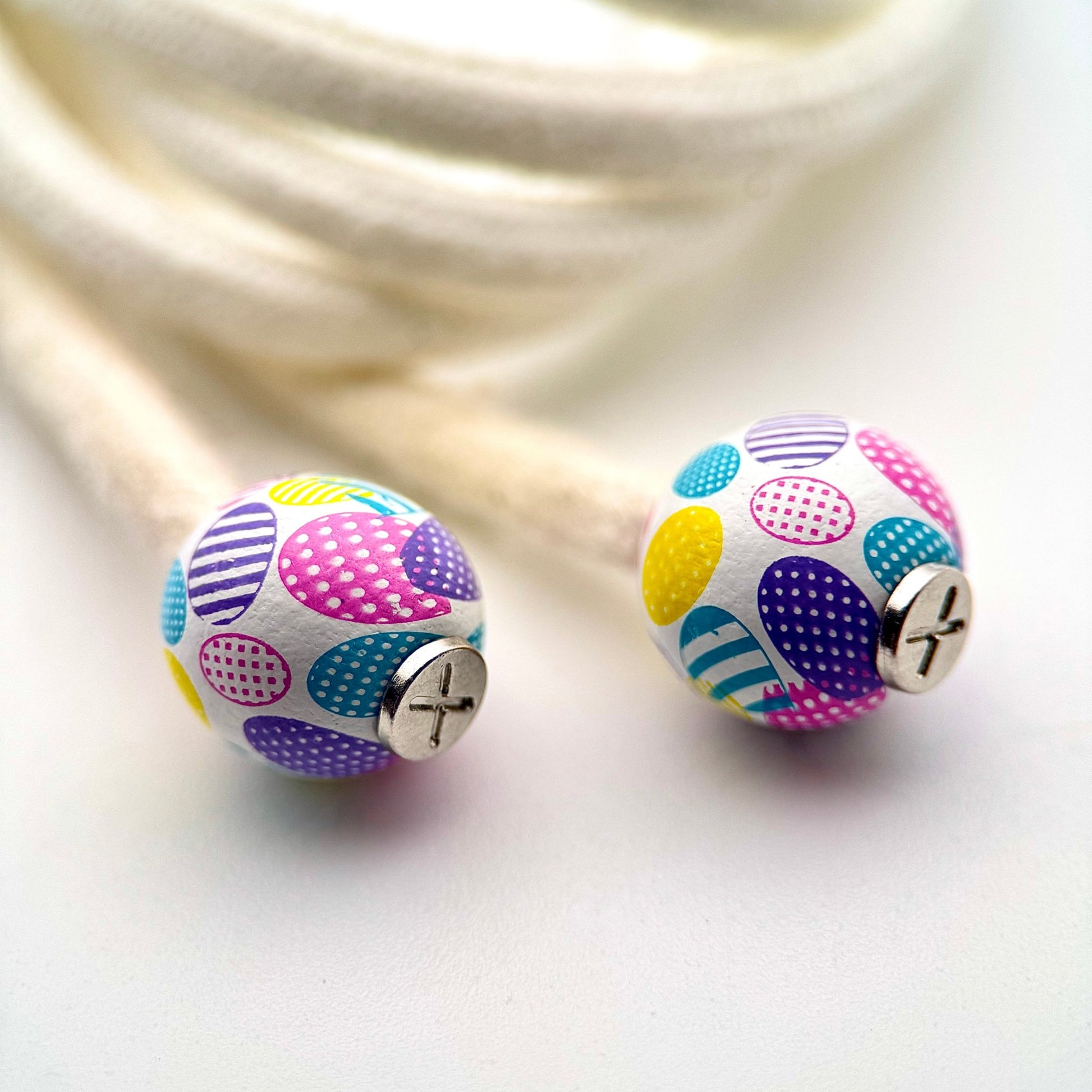 HOODIE CHARMS – Série Wood Pop – Perle pour Cordon de Hoodie - Hoodie Charms - SwirlCandy – Spirale rouge et blanche