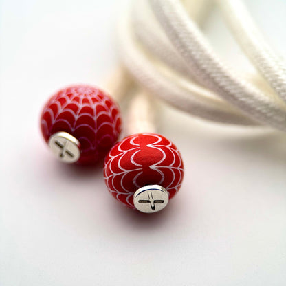 HOODIE CHARMS – Série Wood Pop – Perle pour Cordon de Hoodie - Hoodie Charms - WebRed – Toile d’araignée sur fond rouge